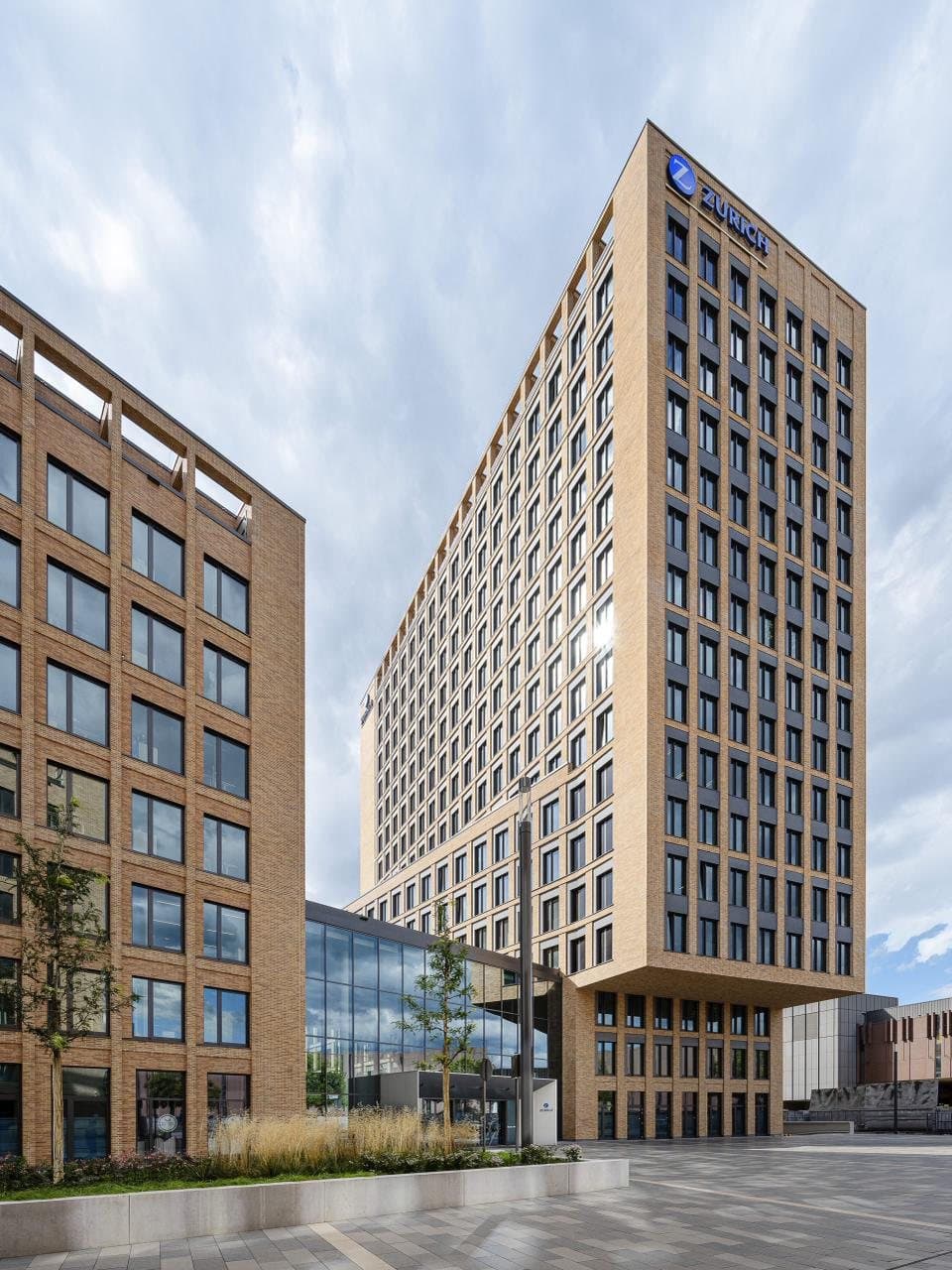 Glas- und Fassadenreinigung am Zurich Campus in Köln-Deutz