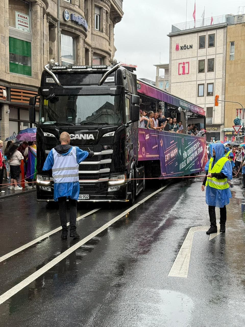 MOGROUP Ordnungsdienst begleitet einen Paradewagen beim CSD