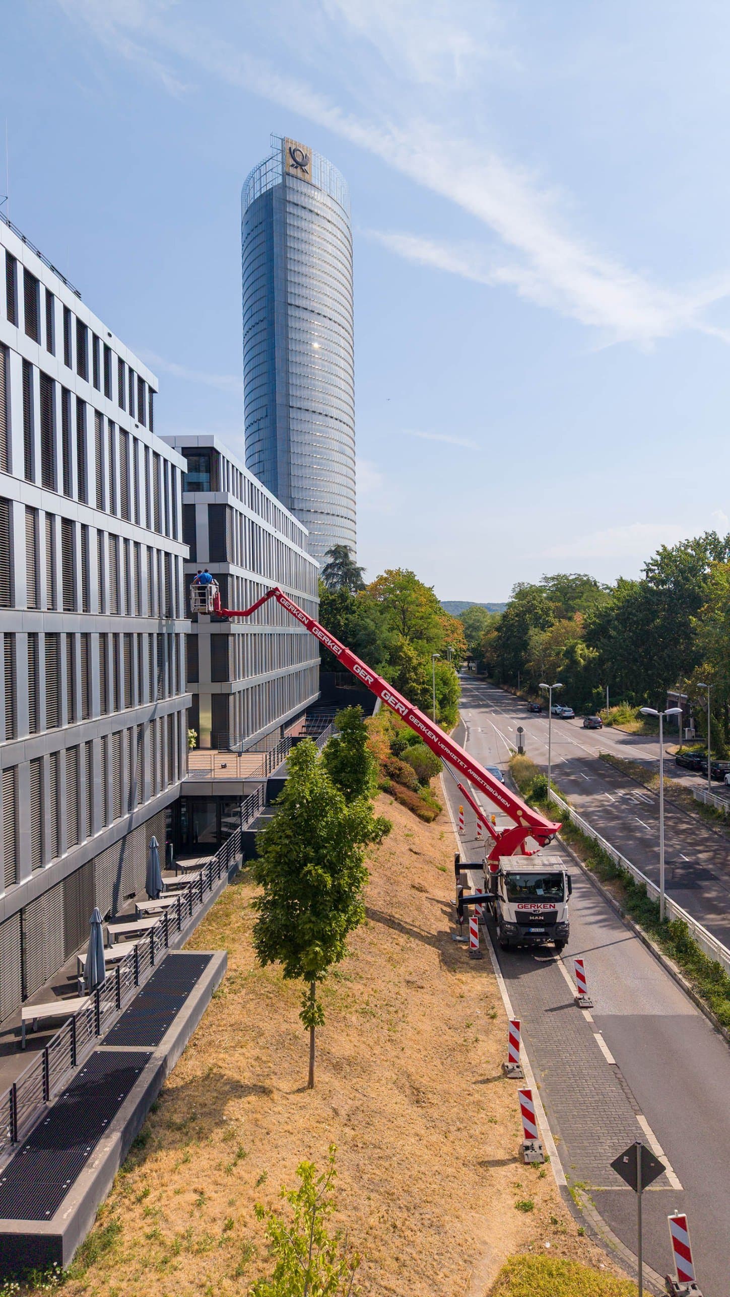 Fassadenreinigung mit Hubarbeitsbühne am Huawei-Standort in Bonn