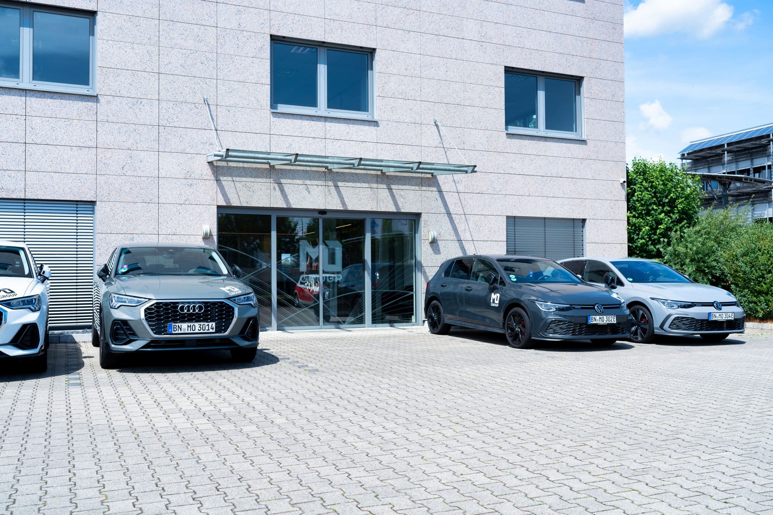 Modernes Bürogebäude in der Dämmerung – Einsatzort von MOGROUP