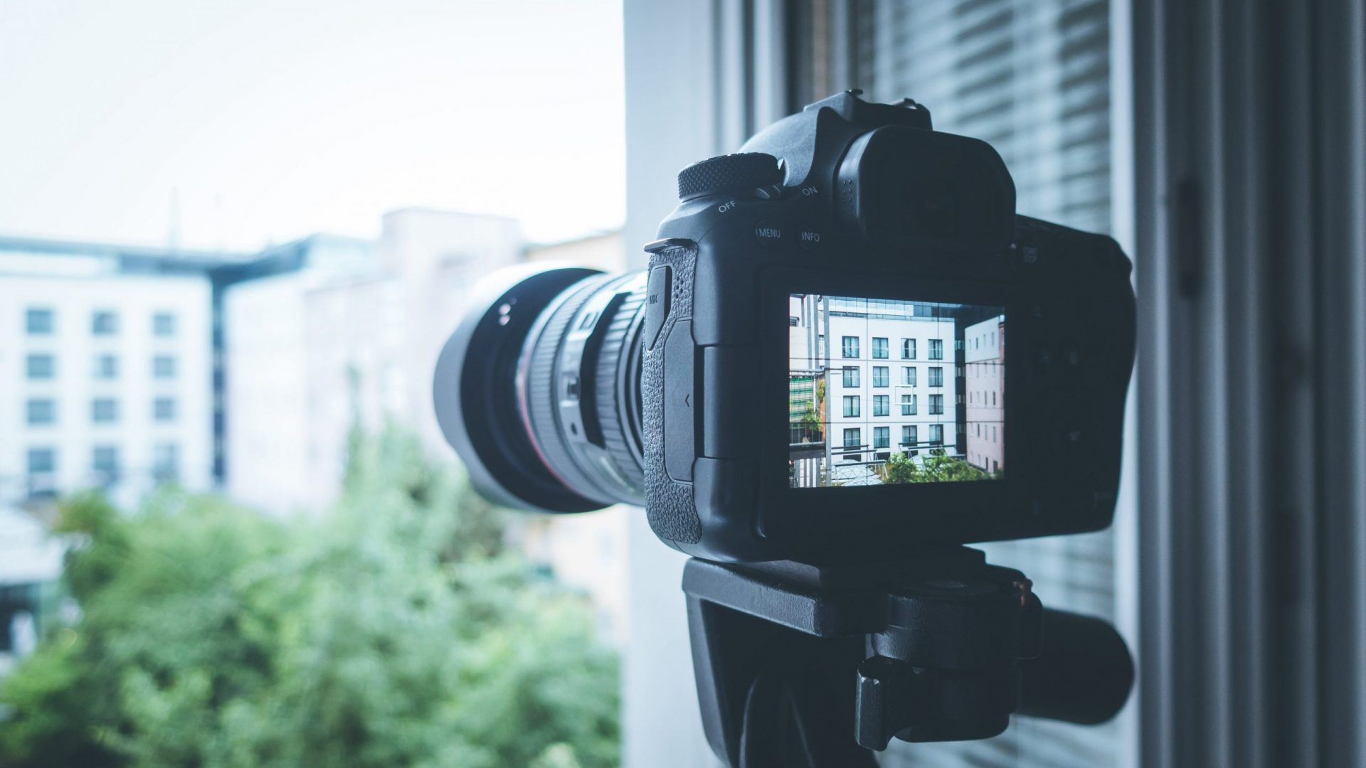 Profi-Kamera auf Stativ, Beobachtung / Stalking