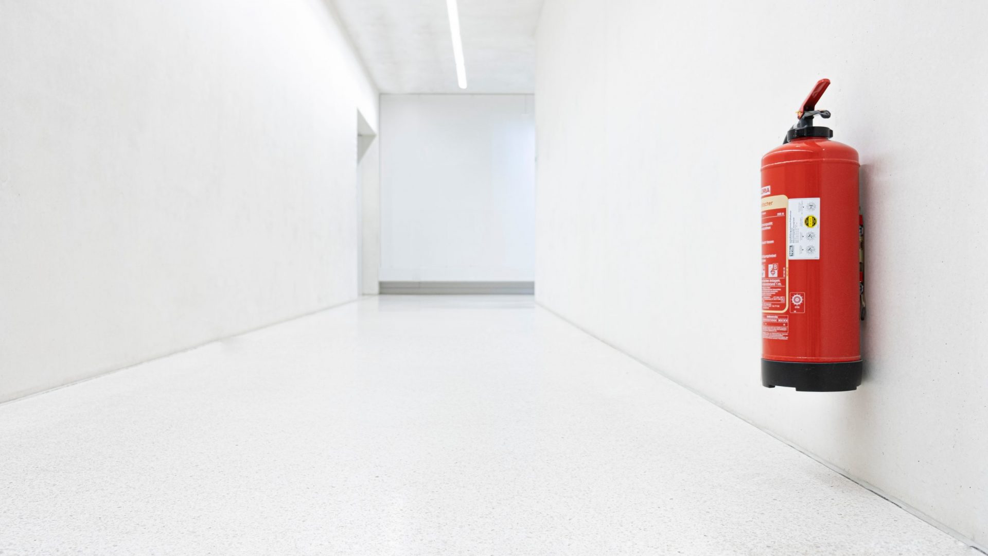 Langer heller Gang mit einem Feuerlöscher